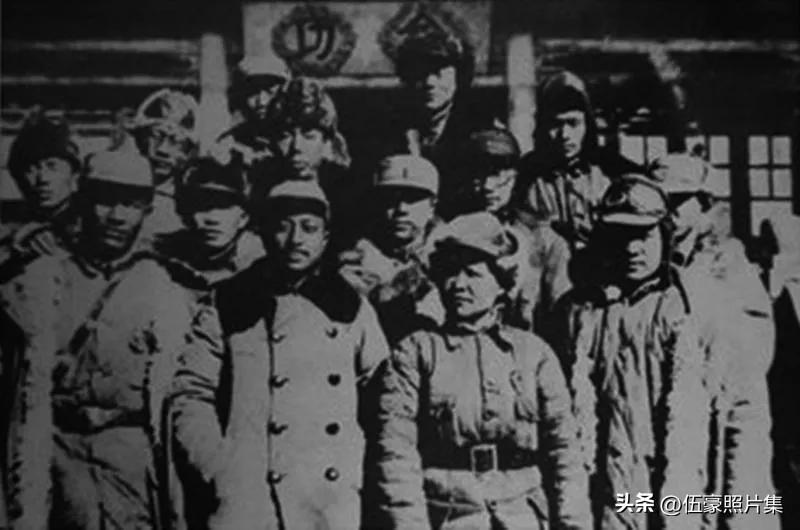1939年，山西青年抗敌决死二纵队、四纵队和暂编第一师部分领导人在太原合影。前排