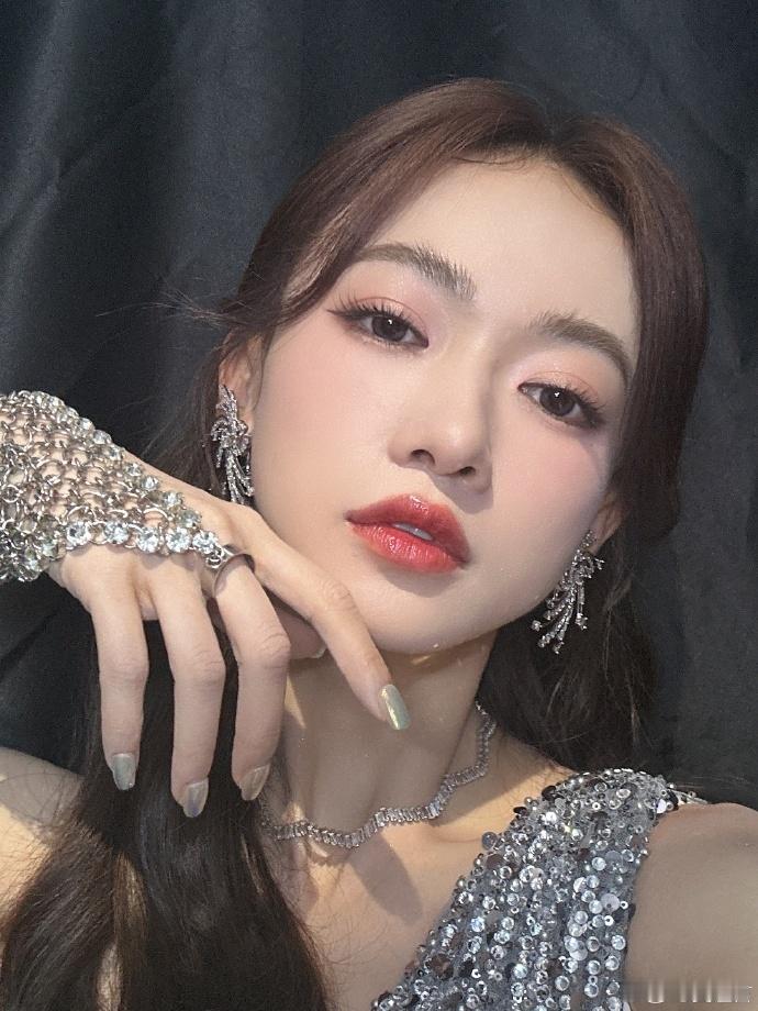 #吴谨言单肩亮片裙##吴谨言烟花碎钻耳环# 吴谨言今天美出新高，柔和桃色中，单肩