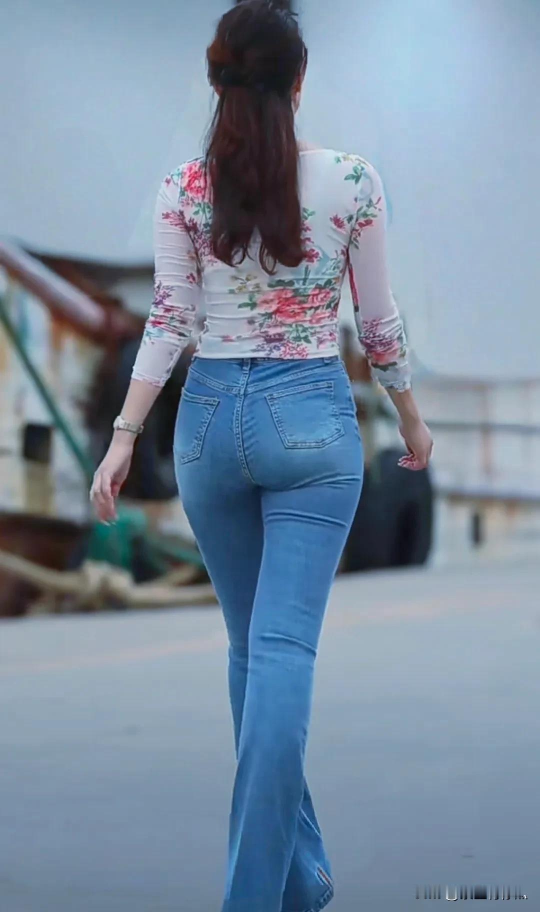 女人三十，宛如绽放的花朵，娇艳欲滴；女人四十，恰似陈年的美酒，醇香迷人。四十岁的