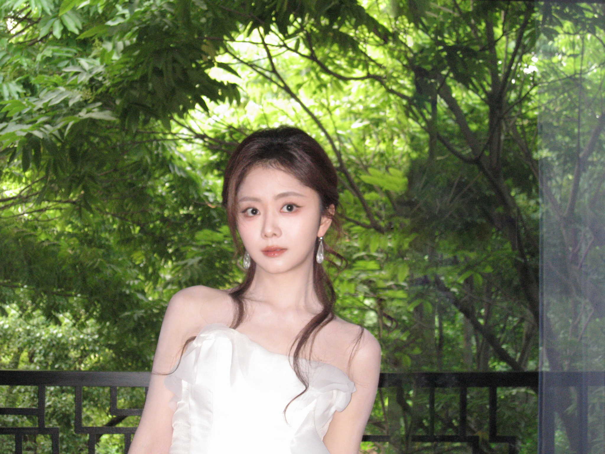 谭松韵 风把树影揉成朦胧的诗，两小姐站在满庭绿意中央，白裙像一片云，飘进盎然夏日