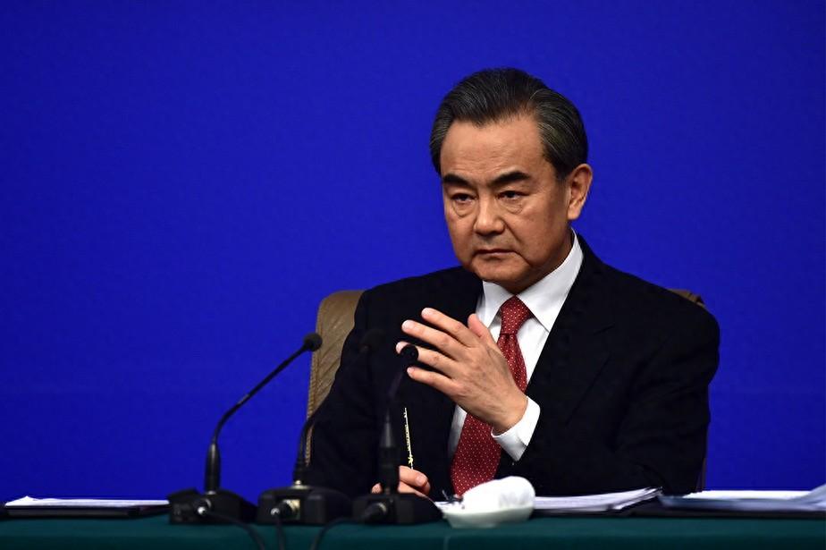 [下雨]中方准备迎战，美逼中国缴罚金，开口价就是1750亿，王毅反将一军！美国这