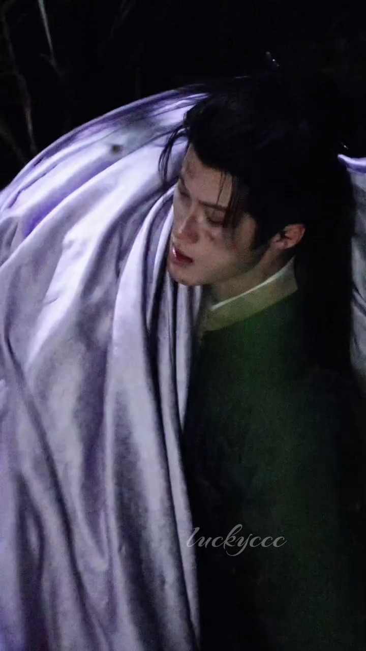 家主好臂力…..就这样一个胳膊一把扛起来了檀健次臂力檀健次一个胳膊扛起卢昱晓