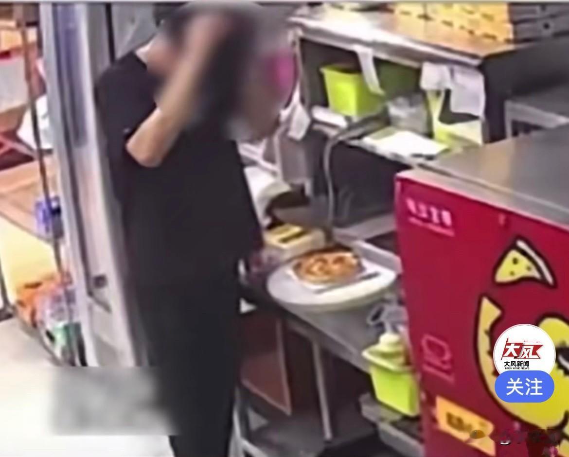 近日，浙江杭州一比萨店，一名男店员因为和顾客发生口角、闹了点矛盾，心里怀恨在心，