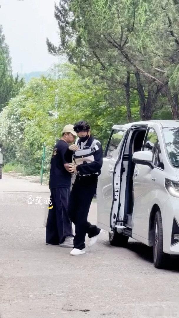 丁禹兮代言香水粉丝先闻 丁禹兮的香水粉丝先闻 很难不被丁禹兮的小举动打动，身为品