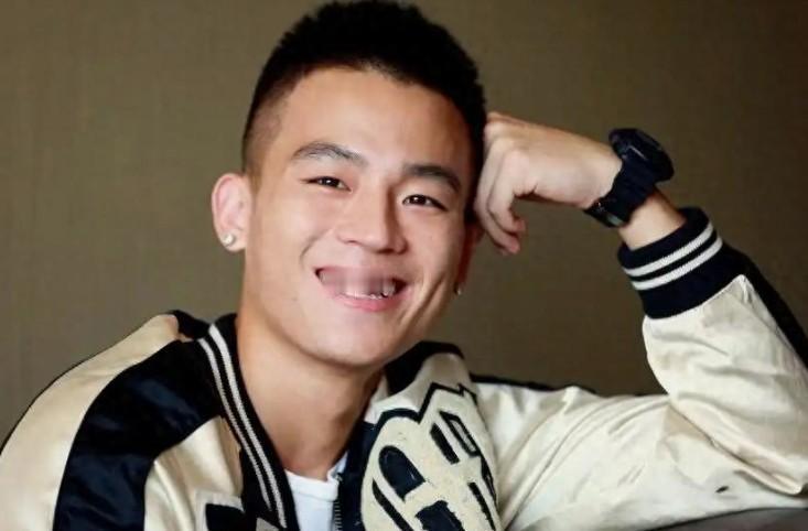 欧豪的招牌笑容发自内心深处，很纯粹，无杂质，无敷衍，很治愈，并且从出道就是如此。