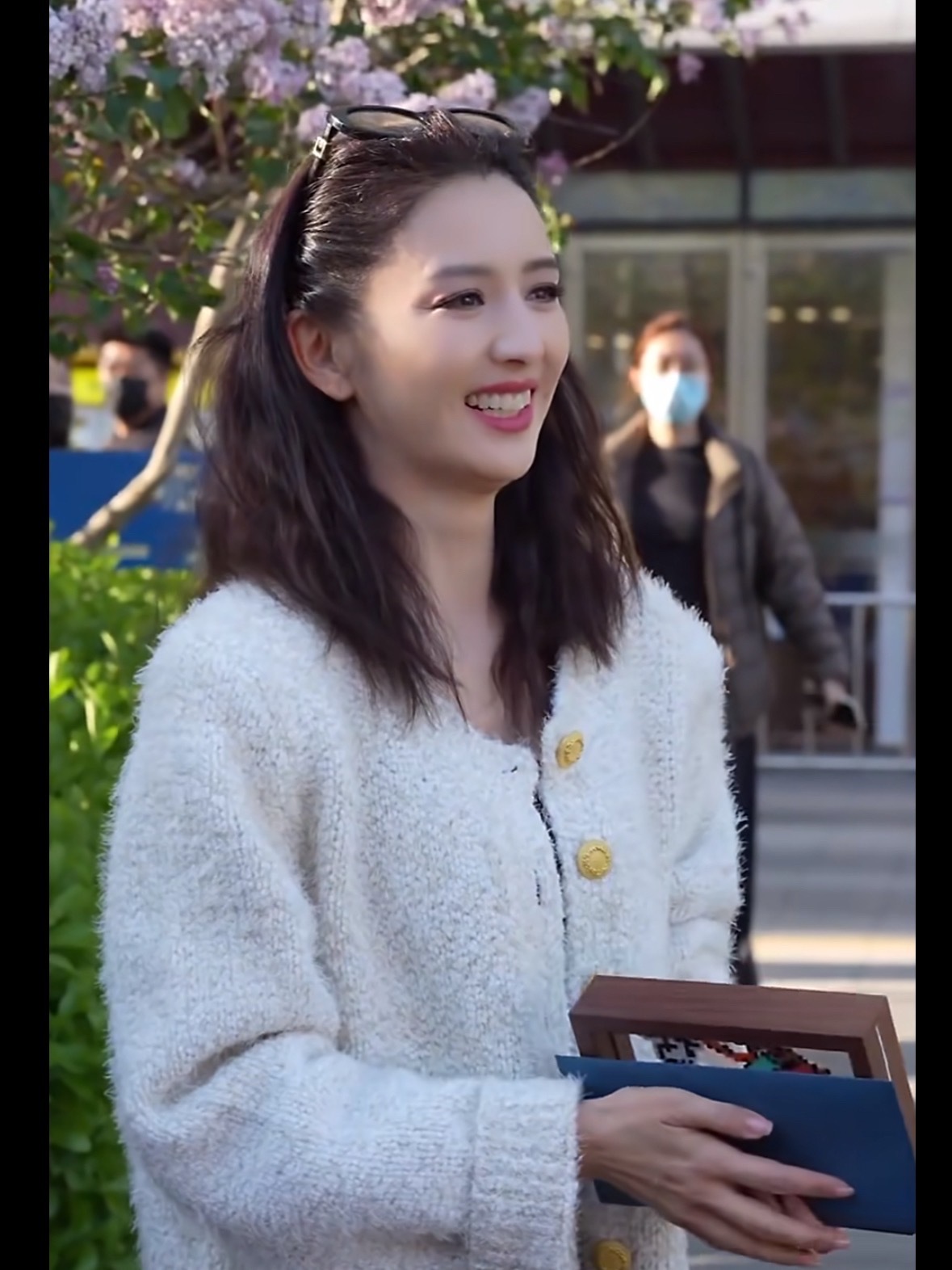 佟丽娅看朵朵饭撒的眼神朵朵在台上饭撒，佟丽娅在台下那个表情，嘴角压都压不住，眼睛