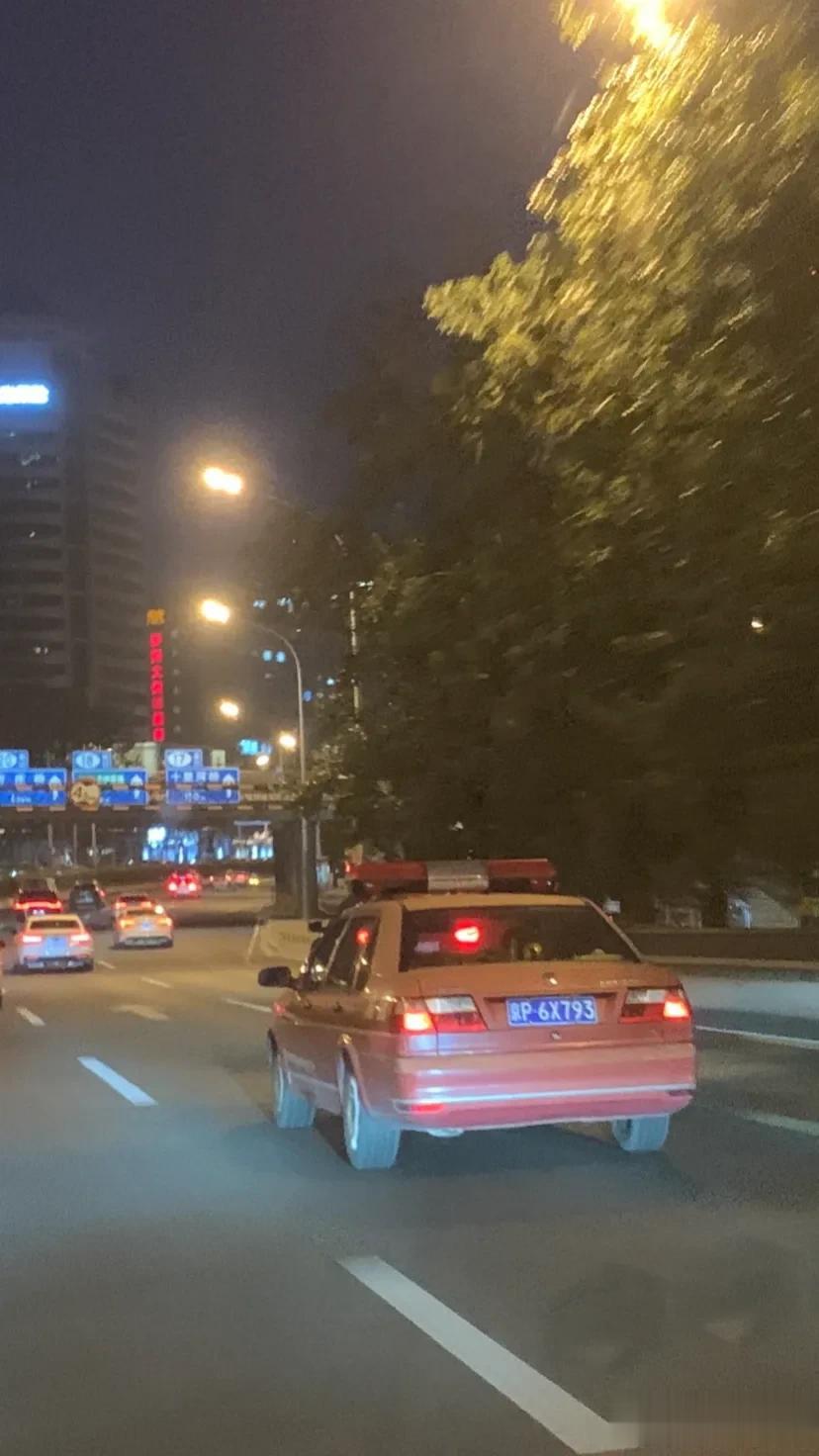 北京“最破”公务车，这是从哪个单位开出来的？感觉像上世纪的“老爷车”了，目测车龄