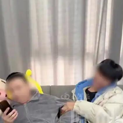 这起意外的本质是典型的“肩关节急性脱位”。18岁青年力量正值巅峰，而成年人肩关节