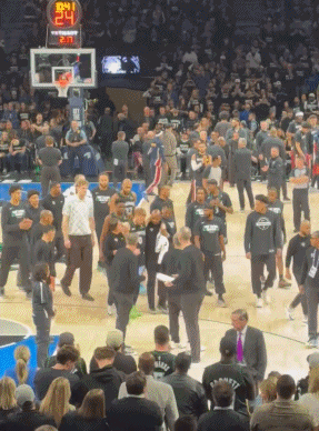 迪温琴佐赛季报销 据Shams报道，森林狼球员迪温琴佐被确诊为右脚跟腱撕裂。他将