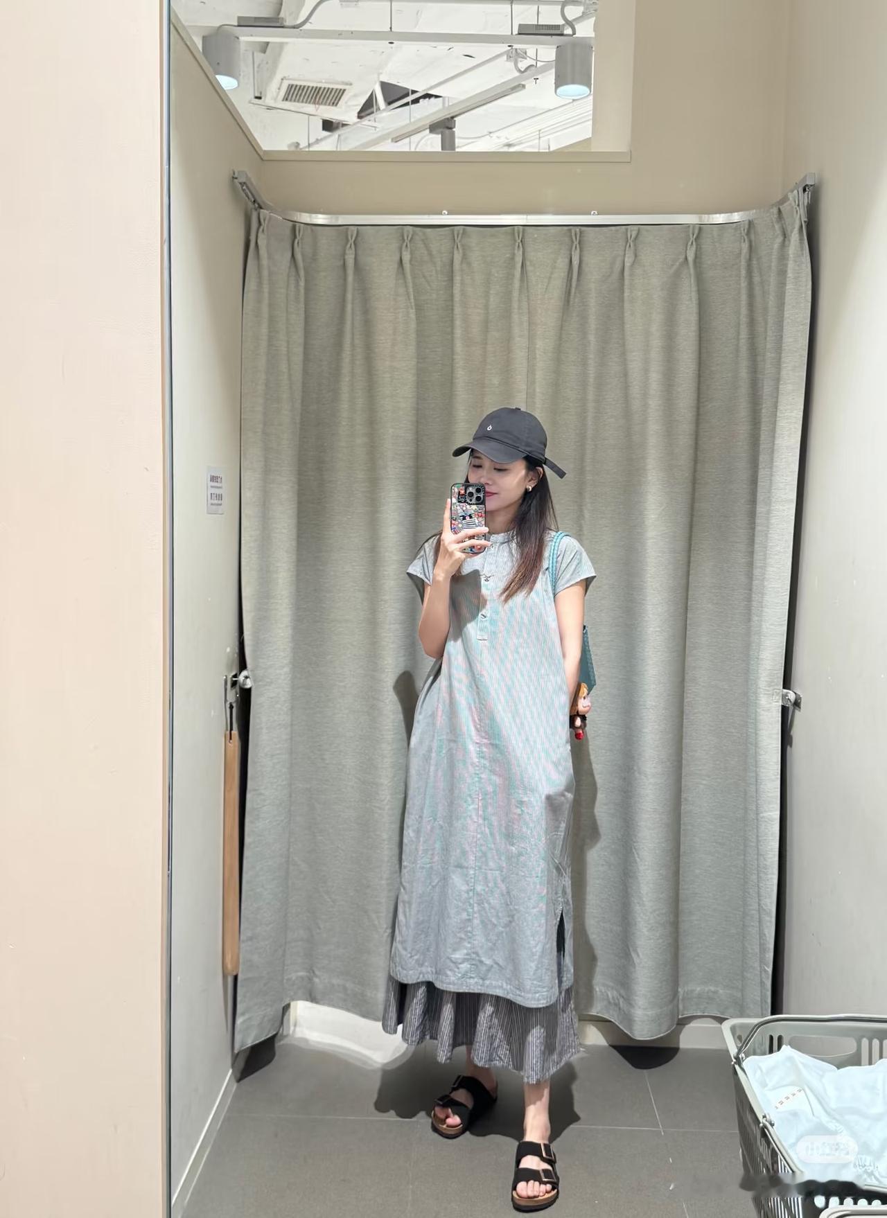 muji凉感衬衫连衣裙👗叠穿也是很绝，闭眼入！
muji连衣裙和编织包包也太适