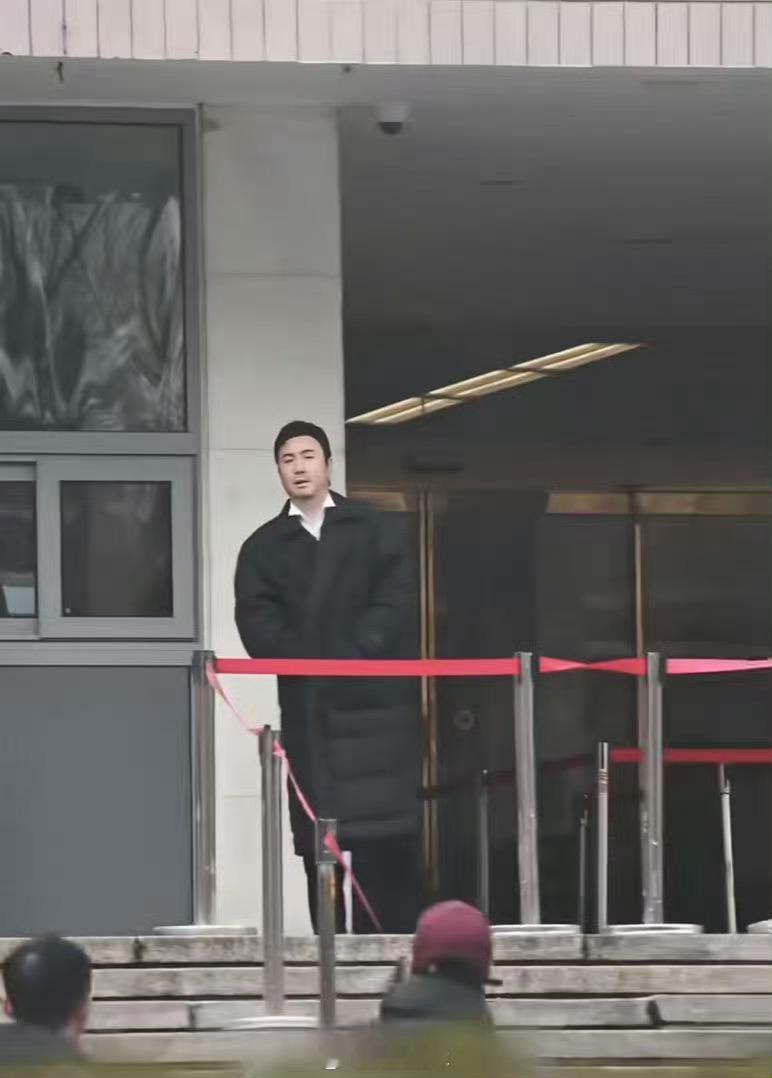 沈腾年底的固定节目张弛又要来了，仔细看海报的车型，有惊喜，感觉第一辆有点911 