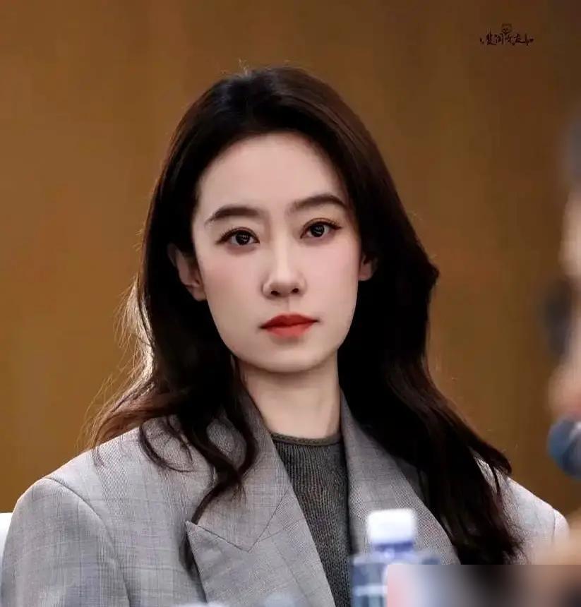都说贾玲过河拆桥，踹走影后张小斐。我直说吧，骂她的人，根本没看懂牌桌下的狠招。