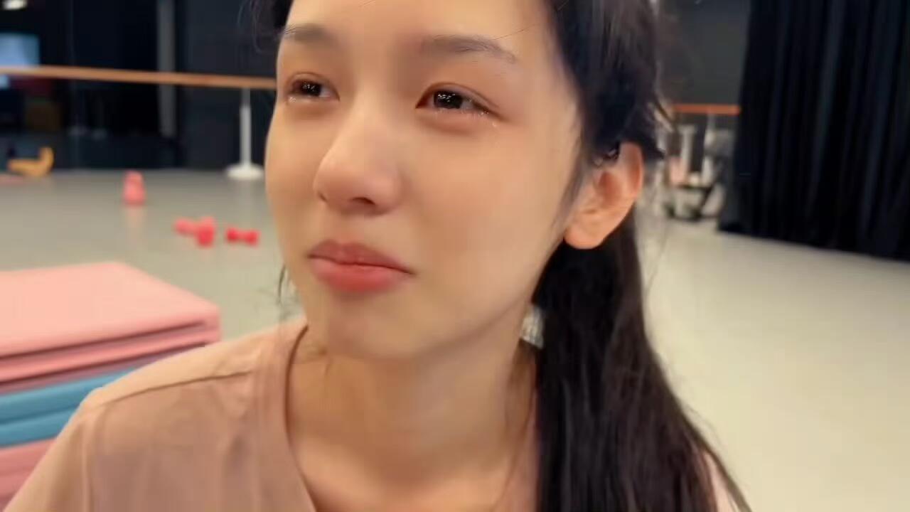 周也芭蕾舞训练压腿压哭了😭😭😭 ​​​