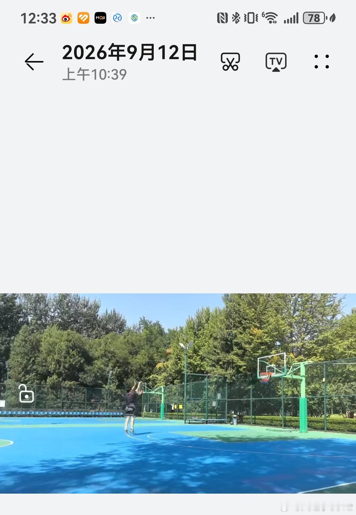 10:40，朝阳公园篮球场。一个1米85以上的高二男生。在看了他连投中4个三分以