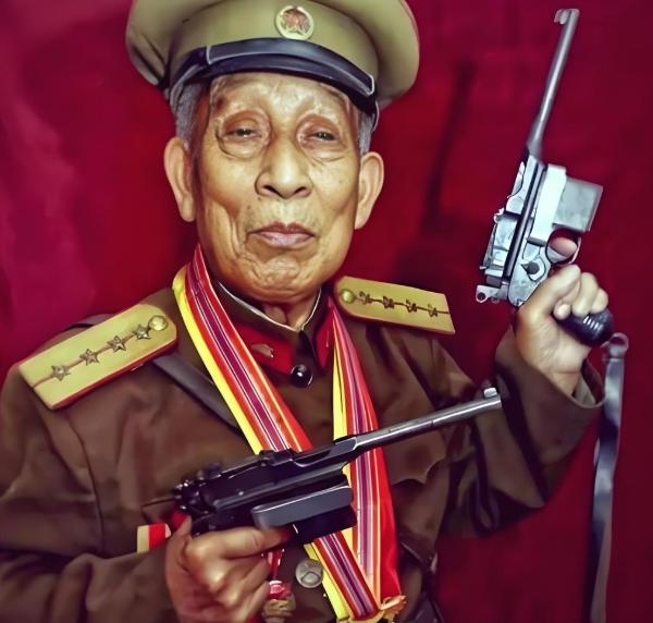 1996 年，有人举报一位 70 岁老人私藏两支手枪。民警上门收缴时，老人抱出木