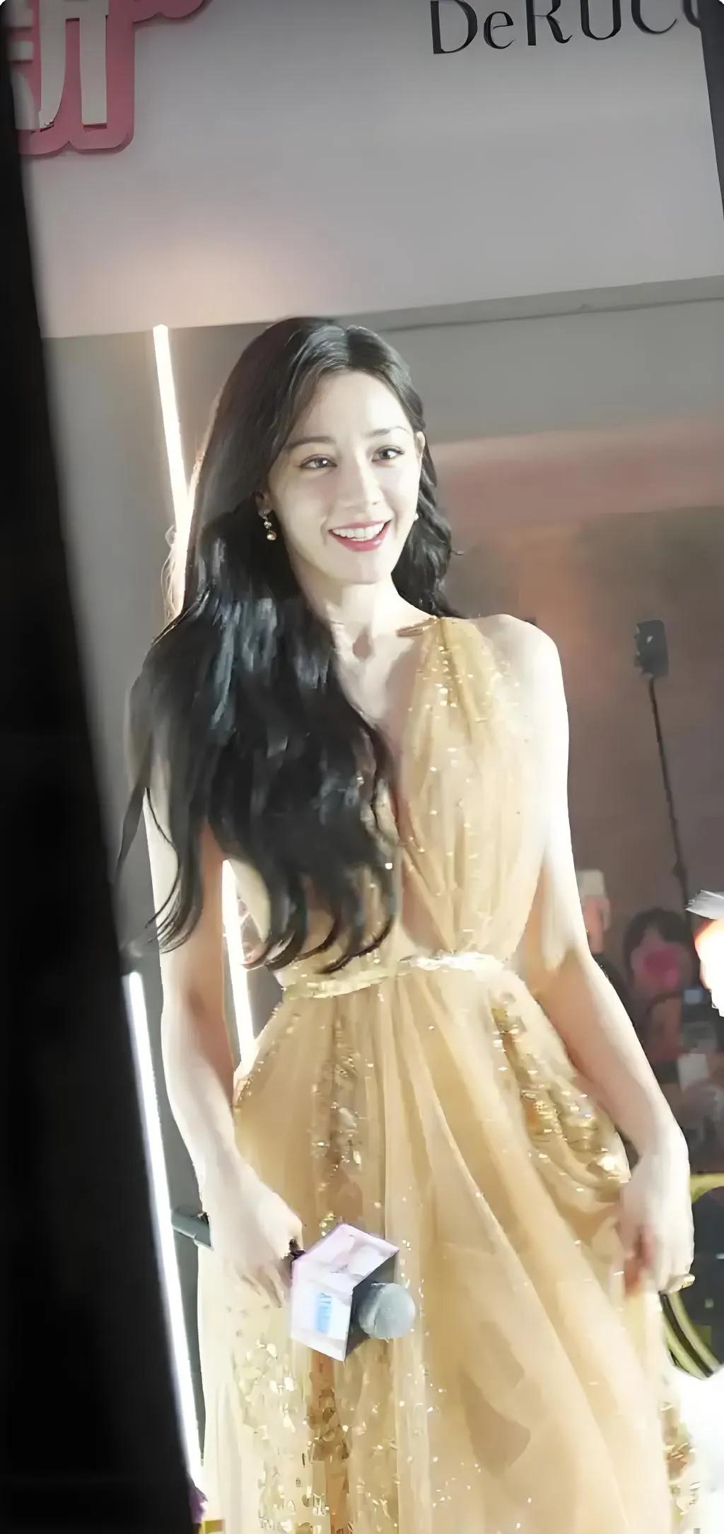 迪丽热巴很美吗家人们，问迪丽热巴美不美，这不是在问太阳亮不亮嘛！她那颜值就像开了