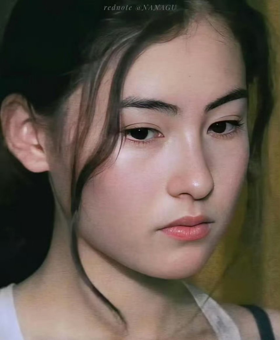张柏芝年轻时候的颜值基本上无可挑剔，就连微怒的表情都看的人心动 