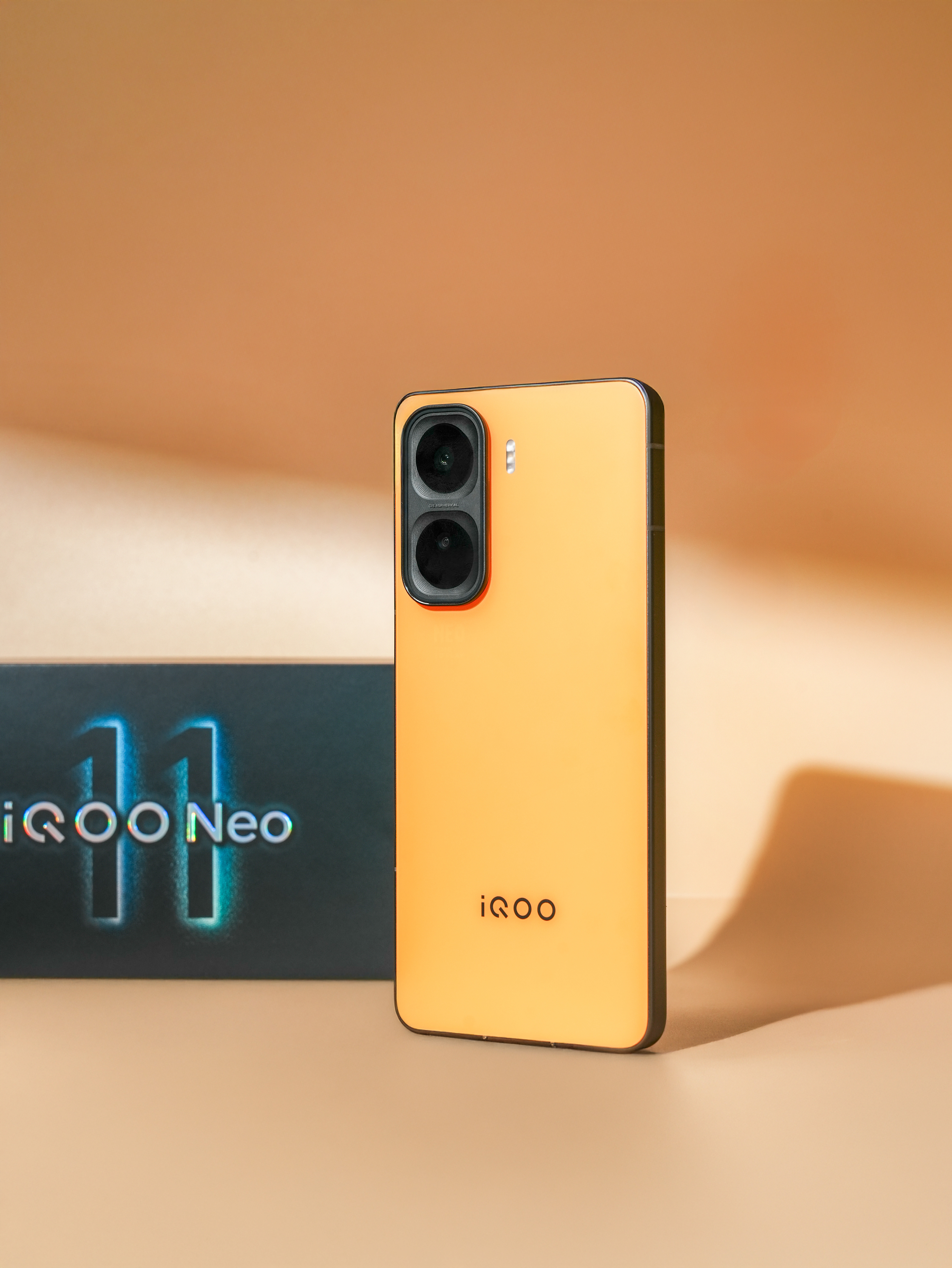 感受一下iQOO Neo11 像素方橙怎么样，这颜值帅不帅！[打call] ​​