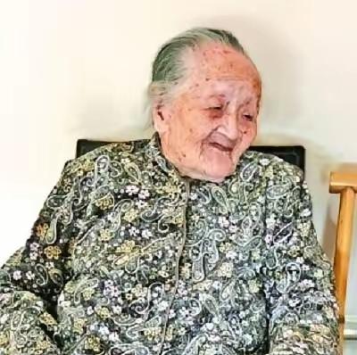 李春，是广东省最长寿的老人
 
这话可不是随便说的，是官方认证、街坊邻里都公认的