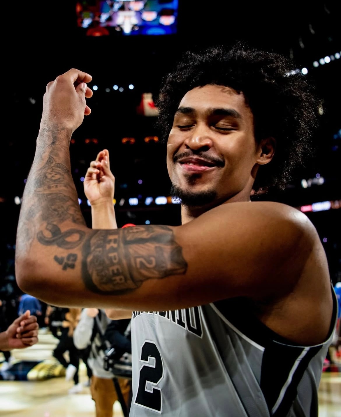 晚安马刺 自在，不是让每个人都喜欢你，而是喜不喜欢都随你。晚安刺蜜明天见晚安心语