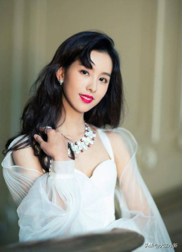 你知道吗？
那个被叫了十年“学霸”的女孩，其实最讨厌这个称呼。陈都灵最近坦言，聪