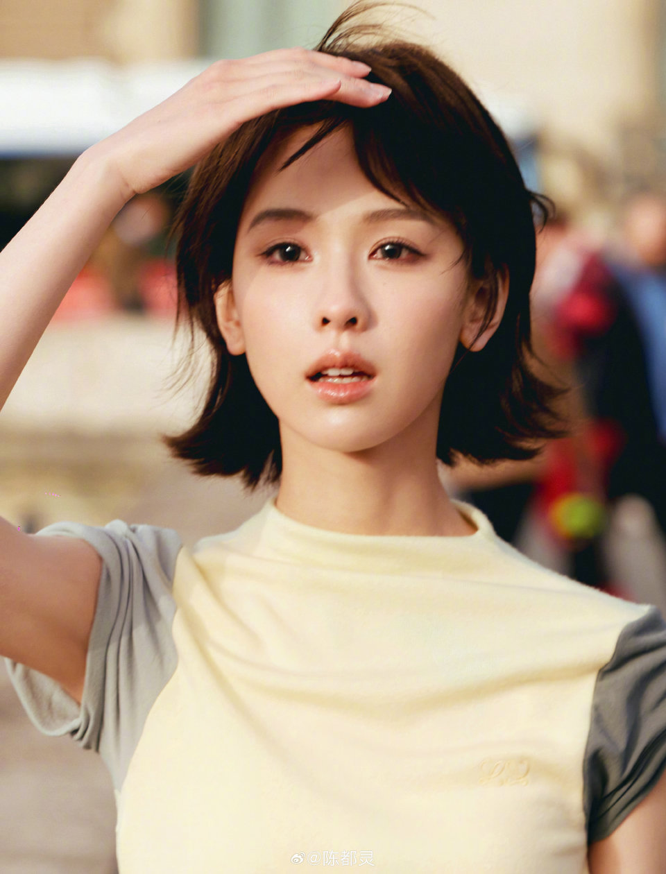 陈都灵看小水的眼神 谁懂陈都灵看小水这一眼的含金量！那眼神里藏着小崇拜，温柔又灵