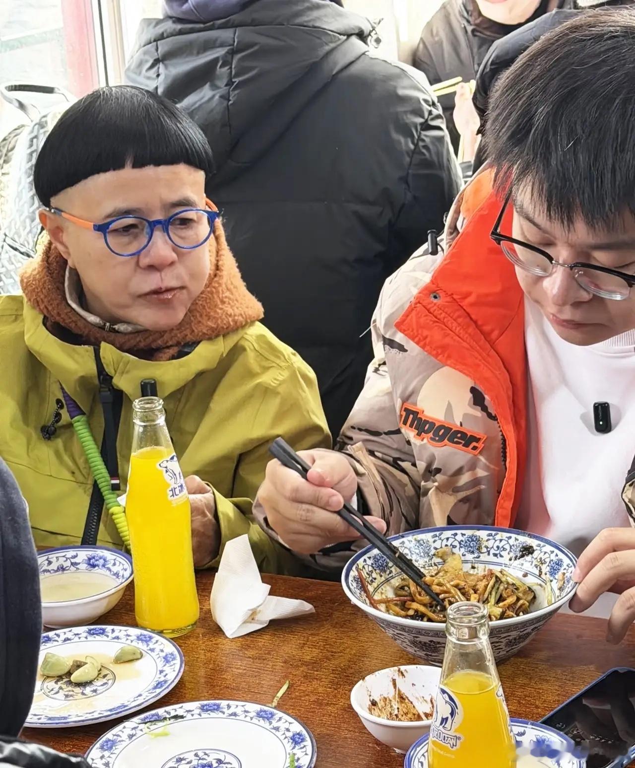 有网友在北京偶遇金龟子吃炸酱面，她现在都做外婆了，外孙子都好大了！但是在大家心中