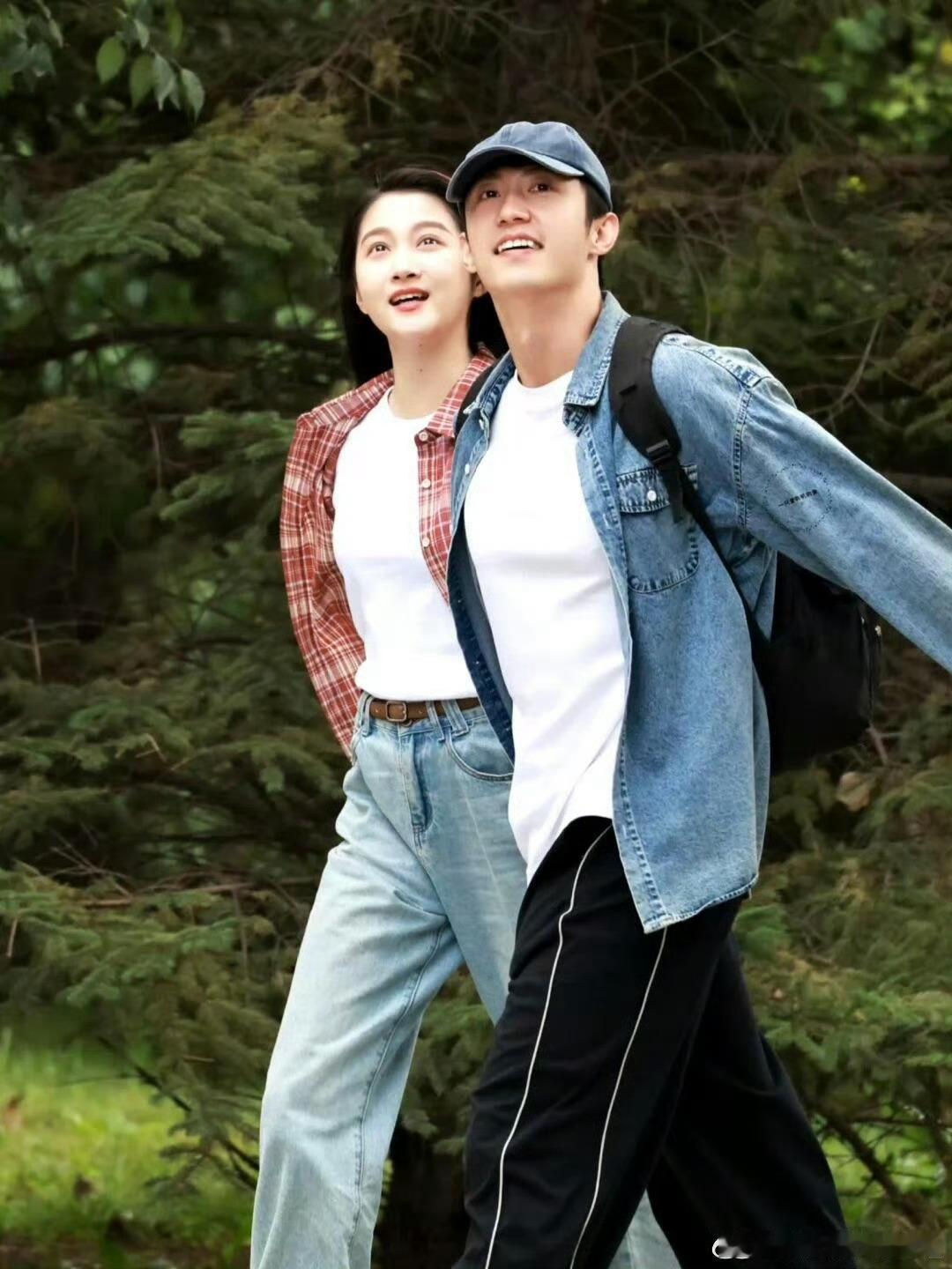 黄景瑜关晓彤看这段都红温了黄景瑜关晓彤看这段都红温了，陪看火车站接晓丹名场面忆拍