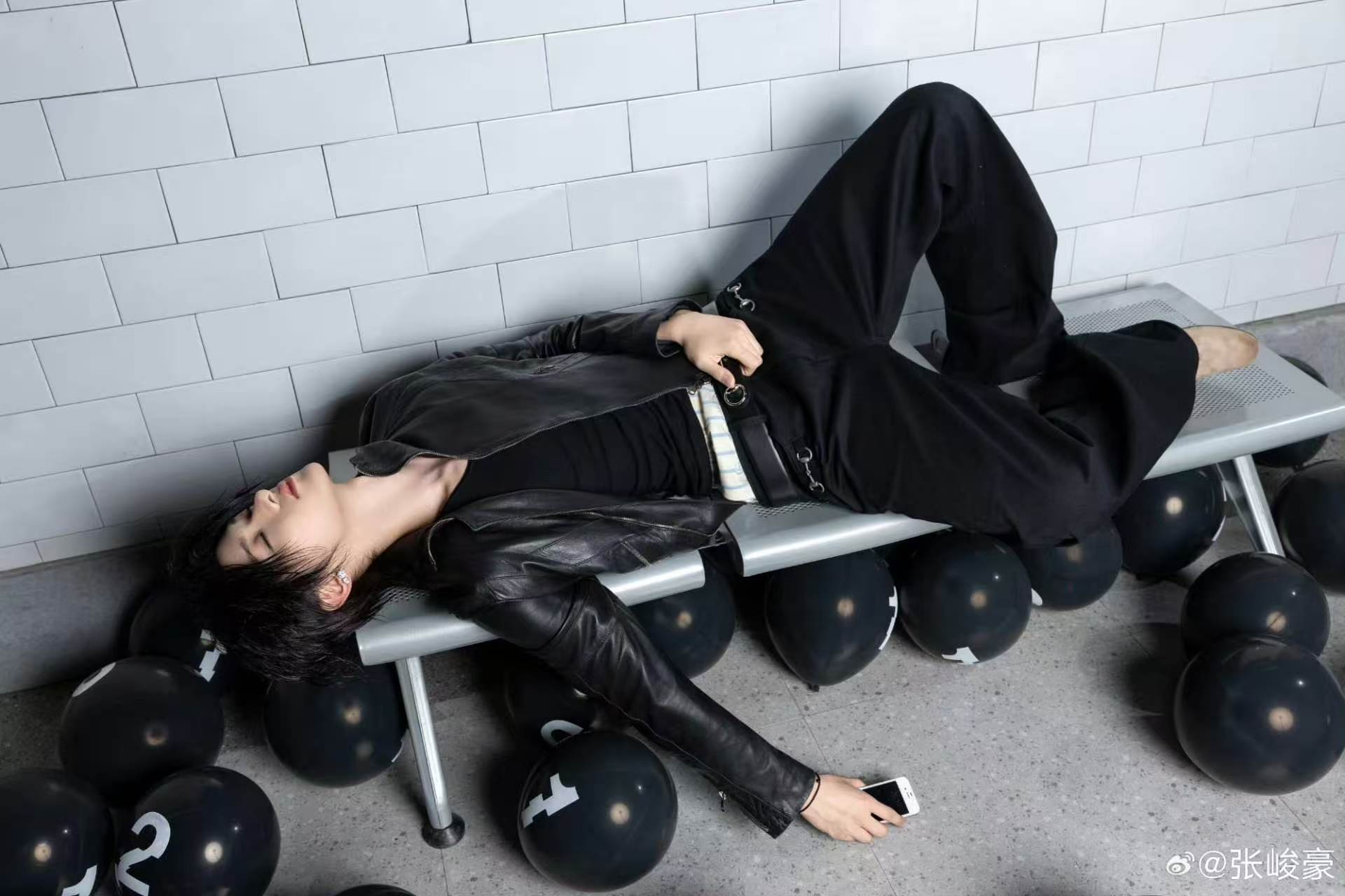 张峻豪西海岸秋裤外穿 谁看了不夸张峻豪会穿，西海岸秋裤外穿随性又吸睛，漏出的秋裤