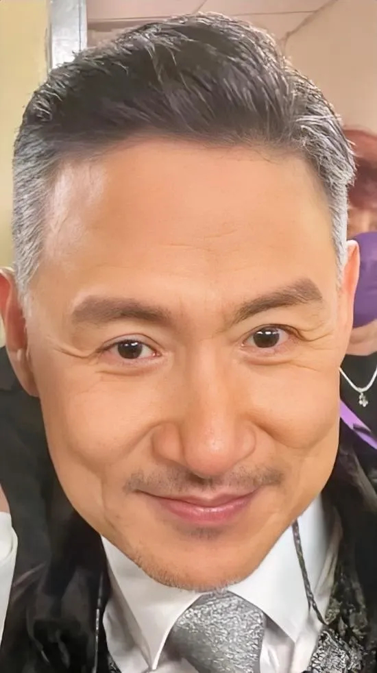 张学友，够心酸的。当年的歌神，四大天王之一，沦为打工牛马。这两年，天天可以看到他