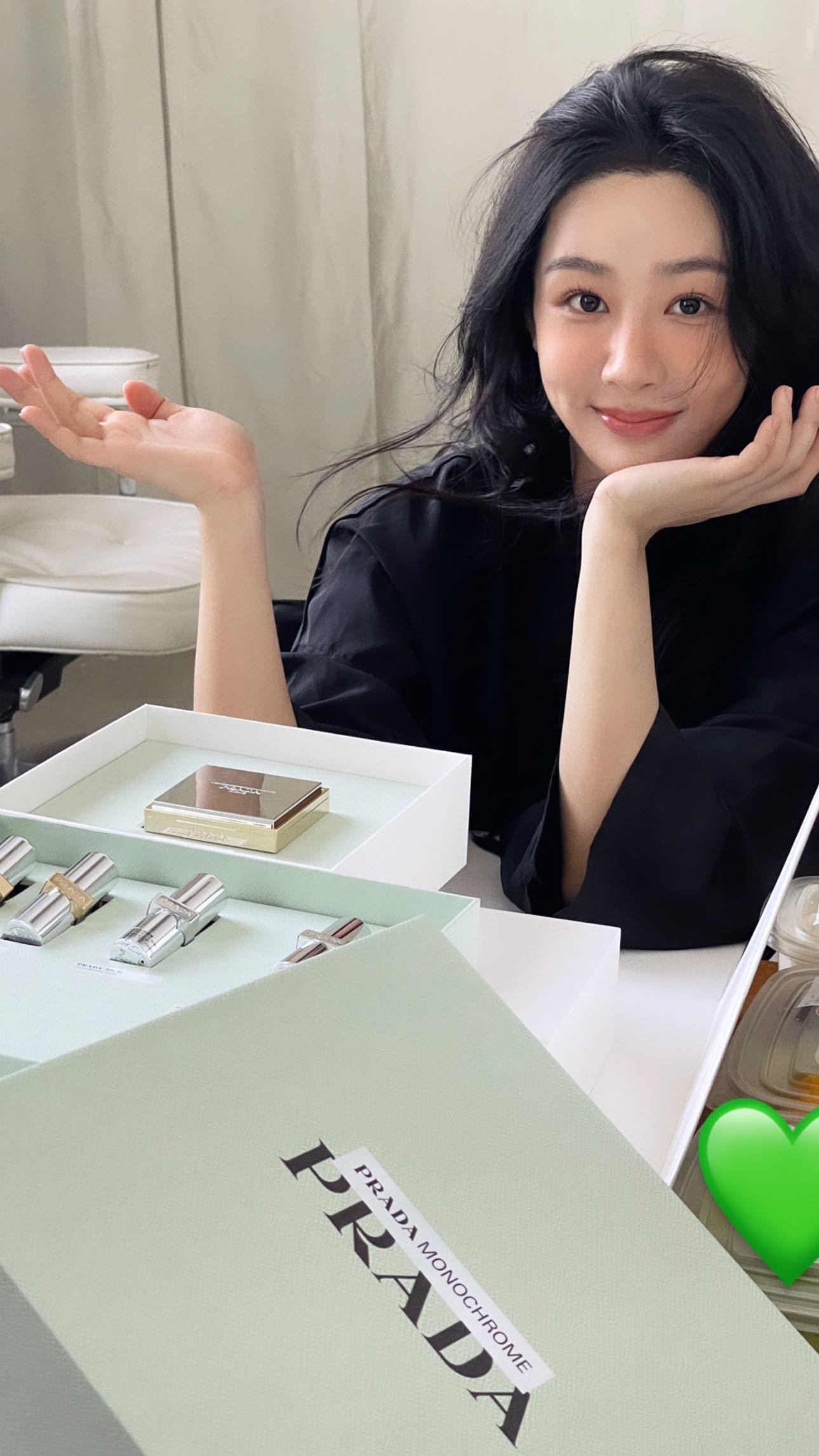 杨紫胡歌首次合作期待实力演员的交流碰撞 都是我很喜欢的演员万分期待生命树的成果 