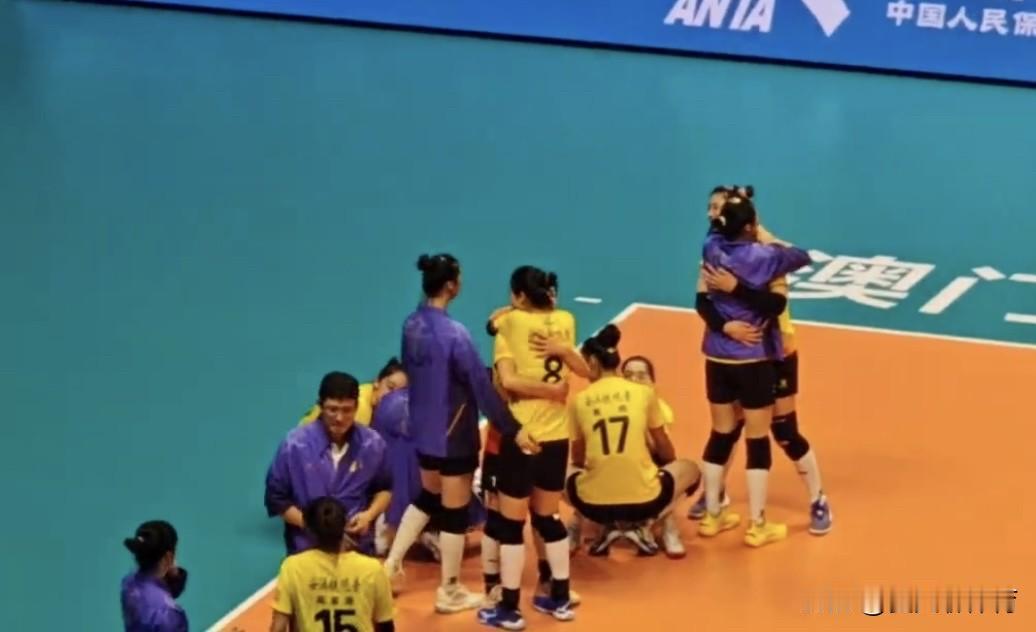 福建女排赛后跪在地上痛哭流涕[流泪][流泪]看到了庄宇珊抱着小自由人郑欣怡哭得像