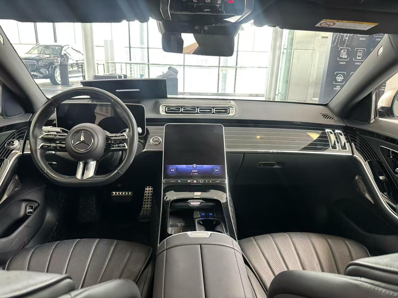 奔驰S450的内饰确实豪华，软包细腻温和，坐在车内就能感受到不错的豪华气息。我最