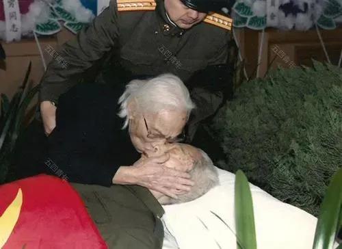 2005年，宋任穷的葬礼现场，留下了一张珍贵的老照片，让人不禁感叹时间的流转和深