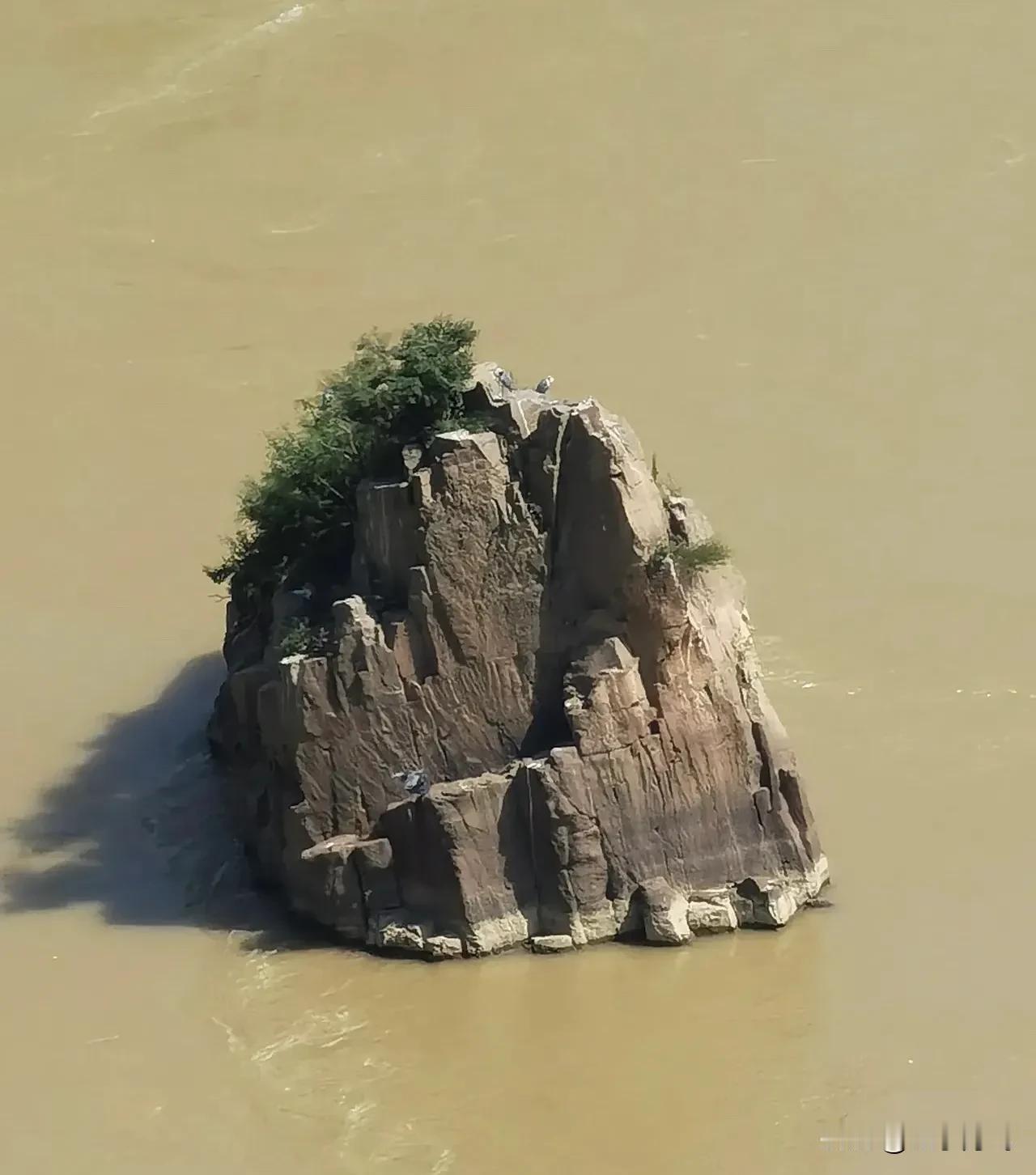 三门峡大坝风景区 两江汇流处，有一巨石突起在江心，高有百尺左右。能够起中流砥柱之