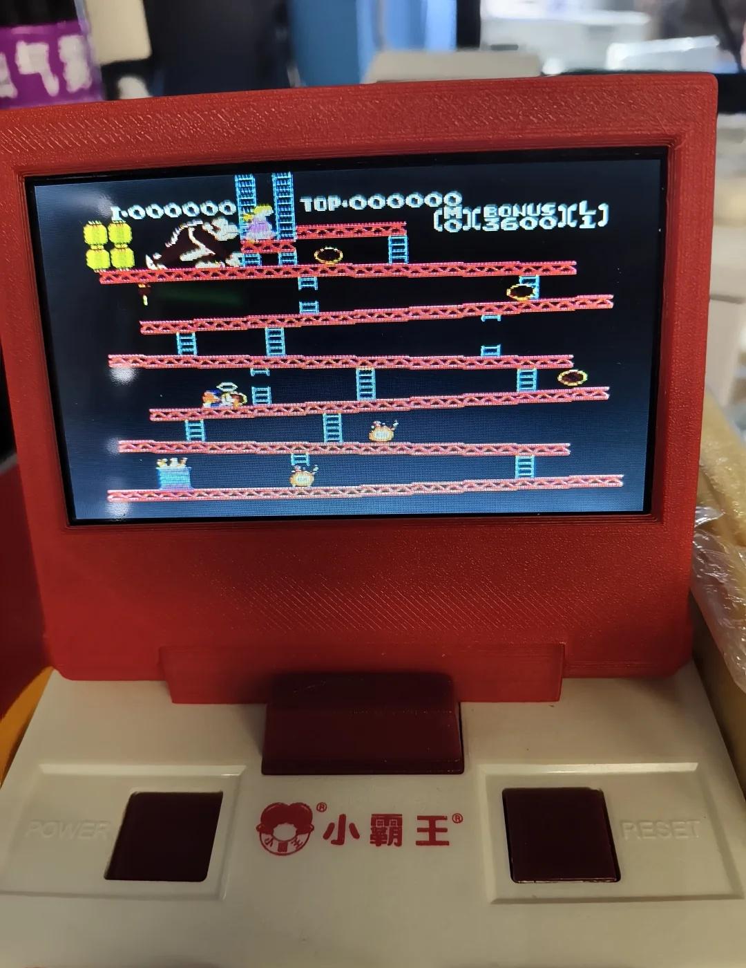 旅行装的小霸王😀😀
一台小霸王D99，发烧友手搓了一个屏幕，拿回来试了一下，