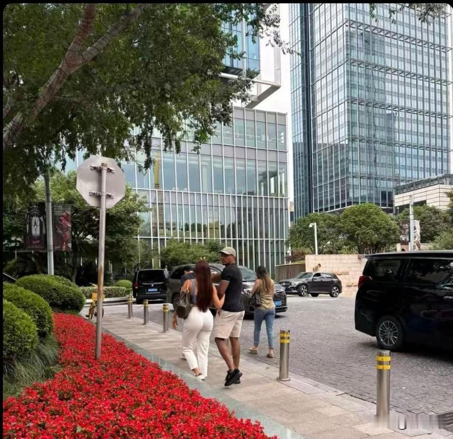有上海申花球迷在街头偶遇申花著名外援前锋米内罗，老米和妻子以及家人正在进行cir