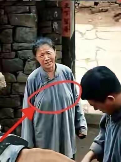 迟蓬获奖
看到了各种讨论和争论
但是，看到《万物生》中大脚娘的时候
文胸是后来才