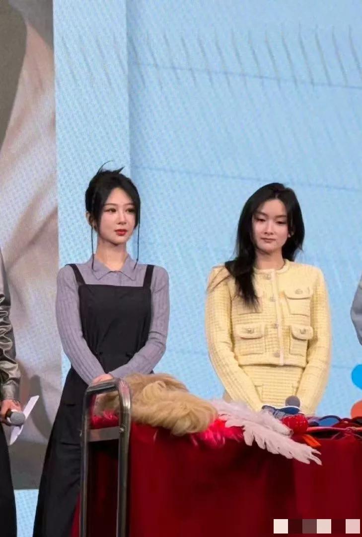 杨紫还没旁边的小姐姐好看呢！
有没有相同看法的？#杨紫有多漂亮# #杨紫气质达人