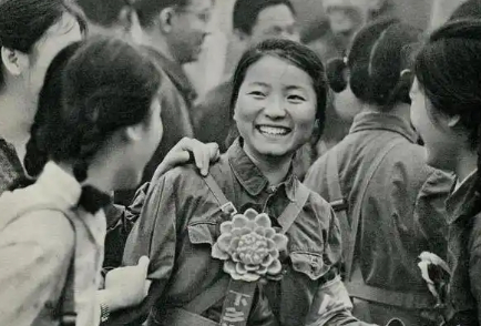 1942年胶东半岛，渔民高山奎带着两个孙女出海收网，意外捞起一具日本军官尸体。本