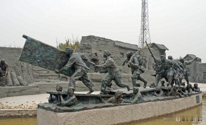 1947年孟良崮前线，白日炮火连天，炸得山石崩裂，炮声翻着山梁滚向远方；入夜寒风