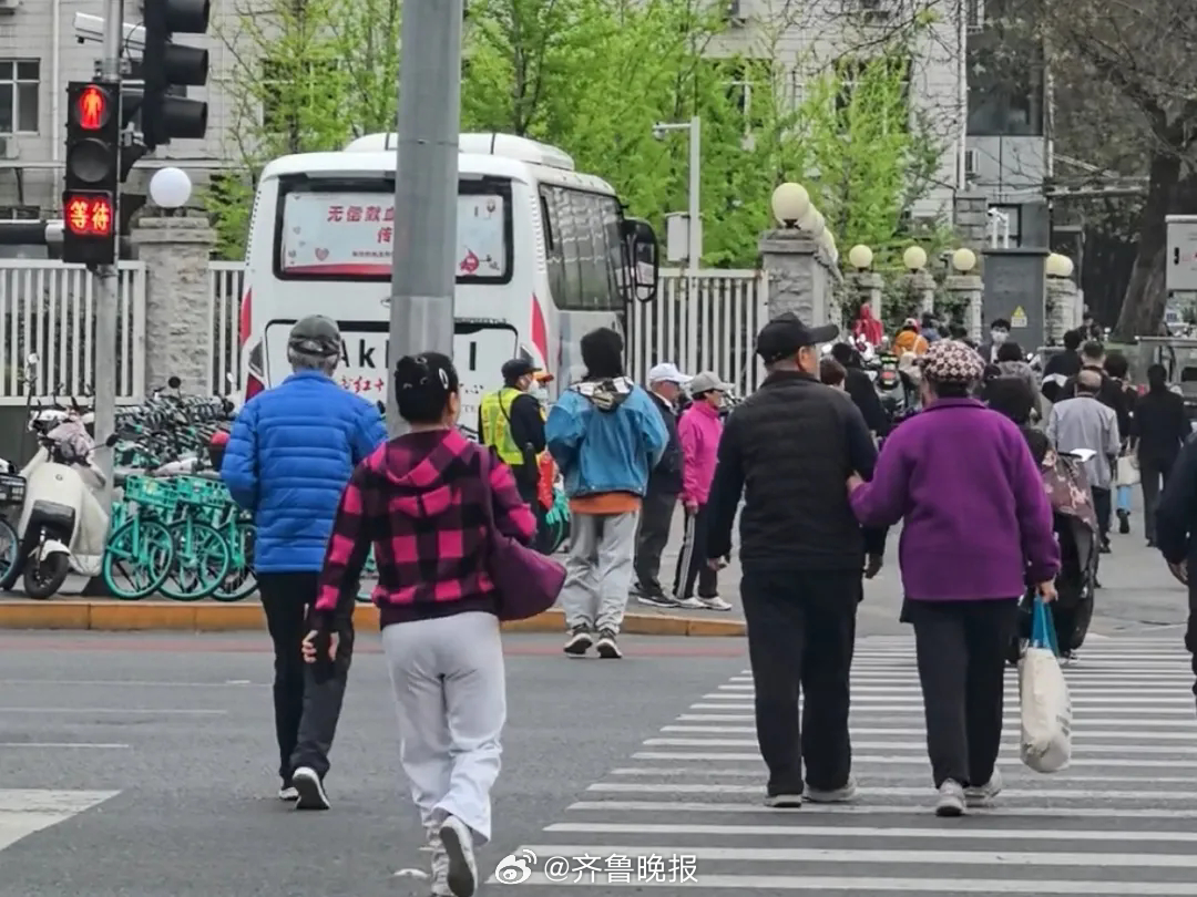 #让行人从容过马路不该成为奢望#【晚报来论 | #北京一路口50米宽街道绿灯只有