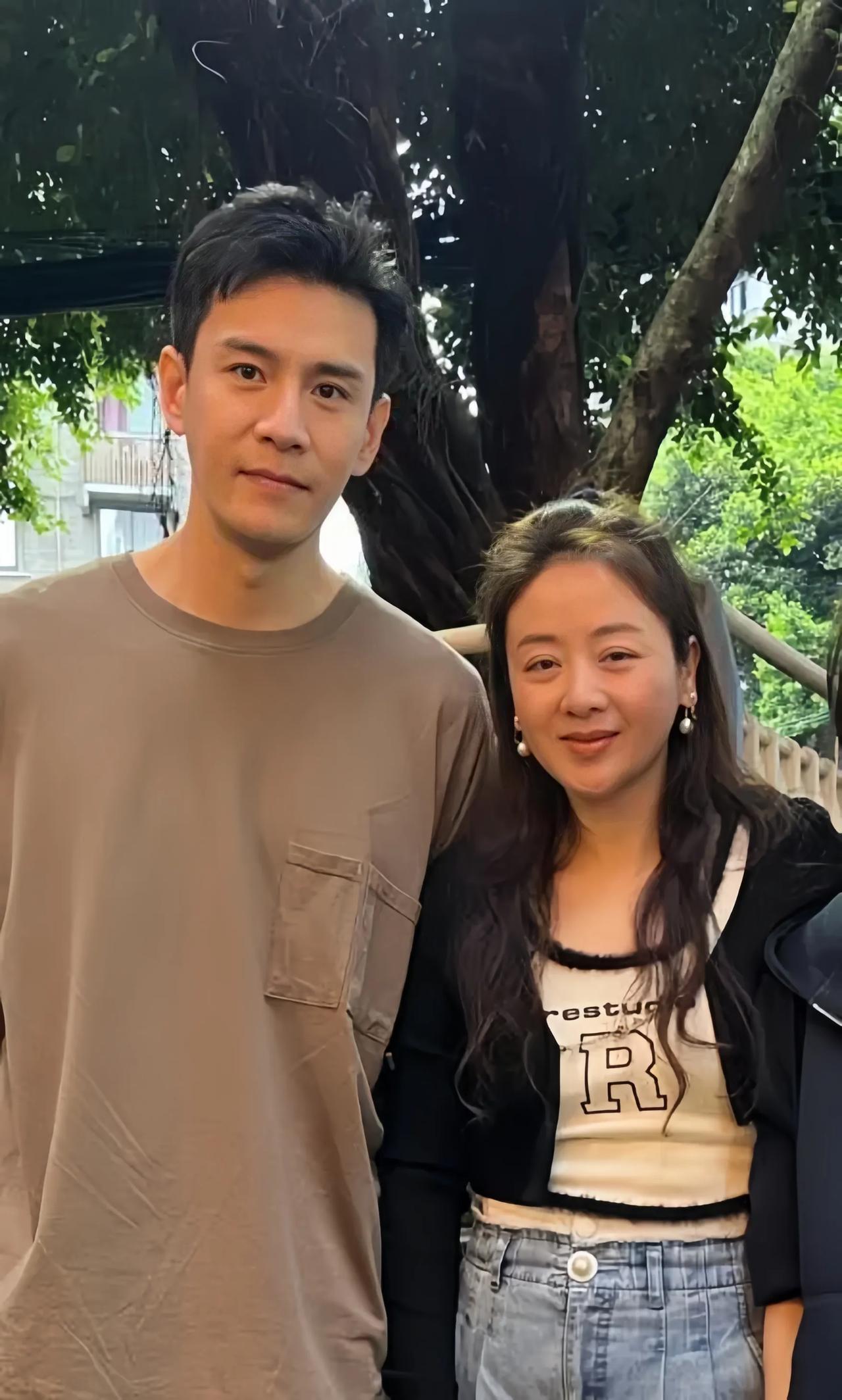 近日，经超夫妇吃路边摊的视频引起了网友的热议，小李琳的状态更是令人担忧。
视频中