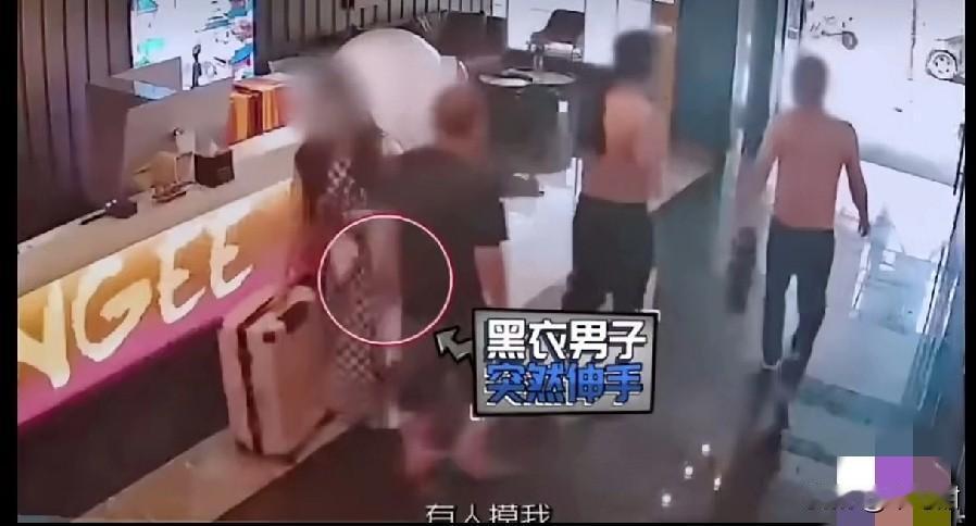 光天化日下，一20来岁的女孩第一次来长沙旅游，没想到刚到酒店，就被四个男子碰到，