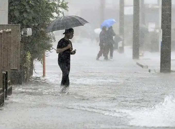 台风“白海豚”赖着不走，河南被按在雨里泡了整整一周。

93万人紧急避险转移。8