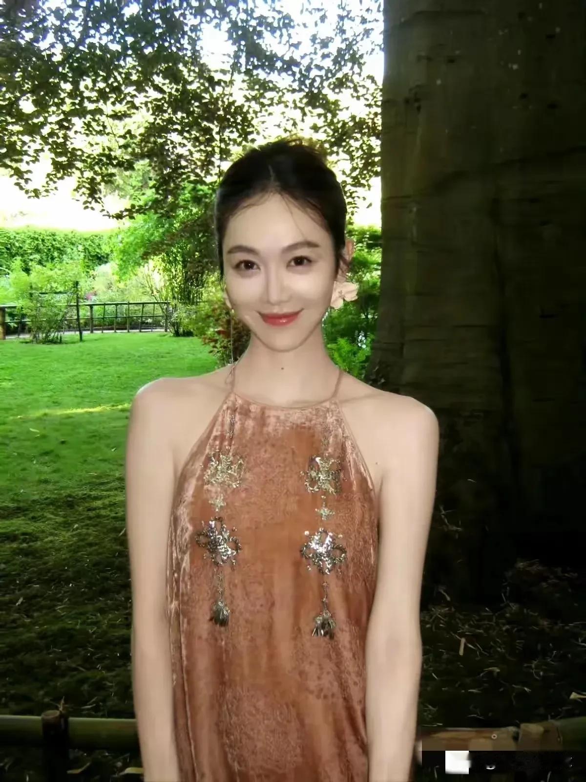 照片中这个女人颜值这么漂亮，身材这么好，为什么一直都红不起来呢？
除了美之外，女