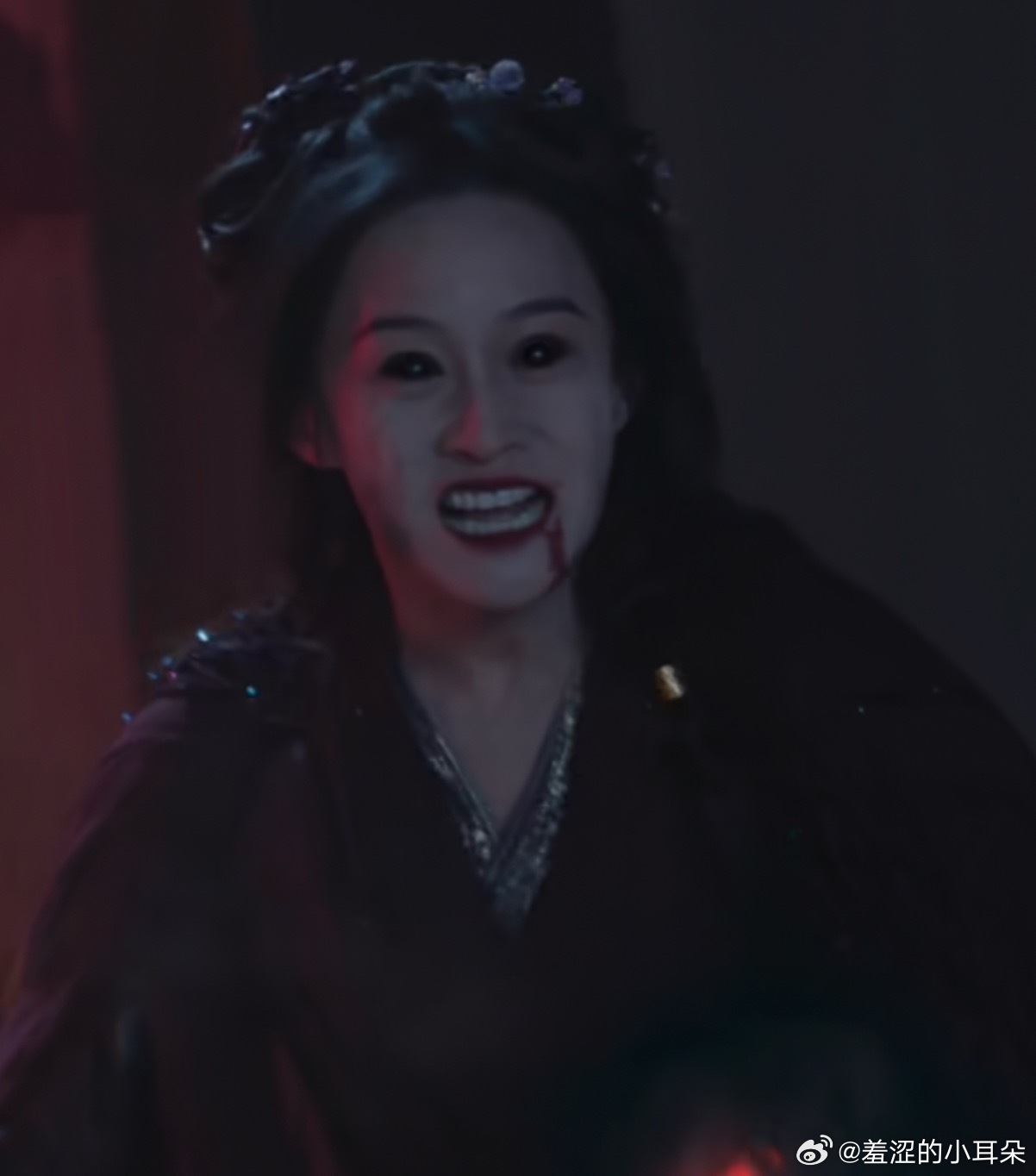 月鳞绮纪陈都灵这个精心打扮的造型在特效之下和隔壁白日提灯的女鬼完全可以当同一部剧