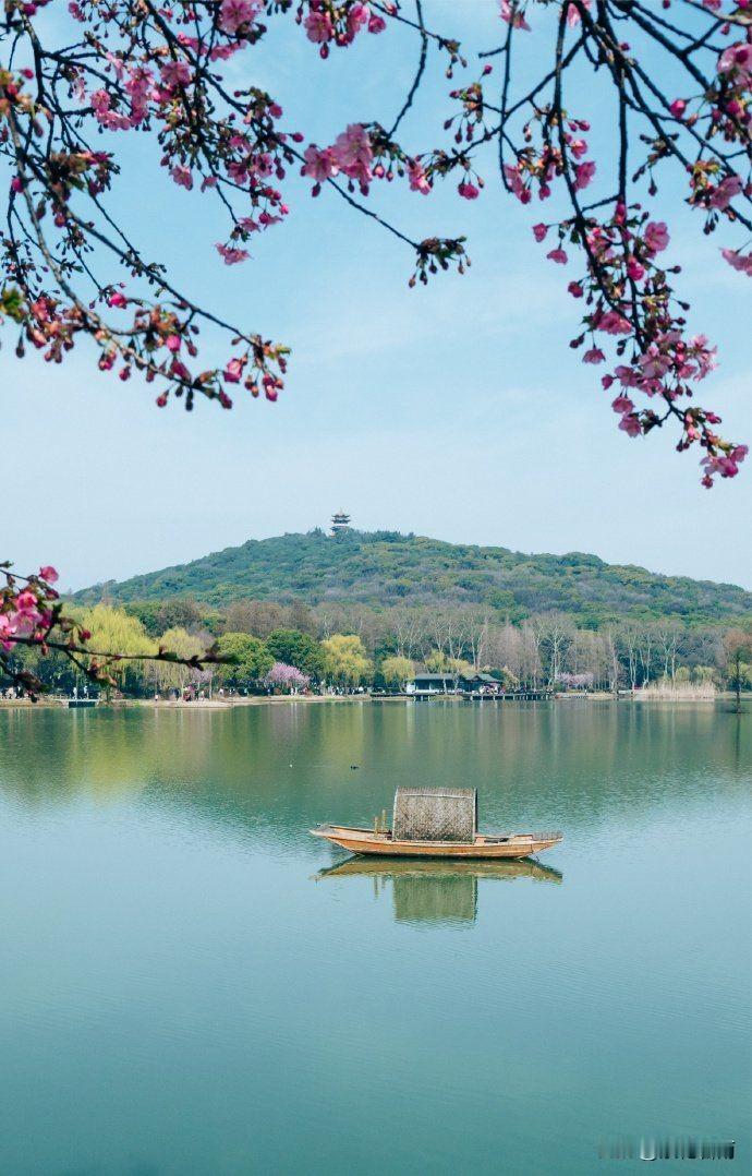 春天已经悄悄的来了，阳光透过云层洒下，在湖面投下粼粼波光，几只白鹭掠过水面，留下