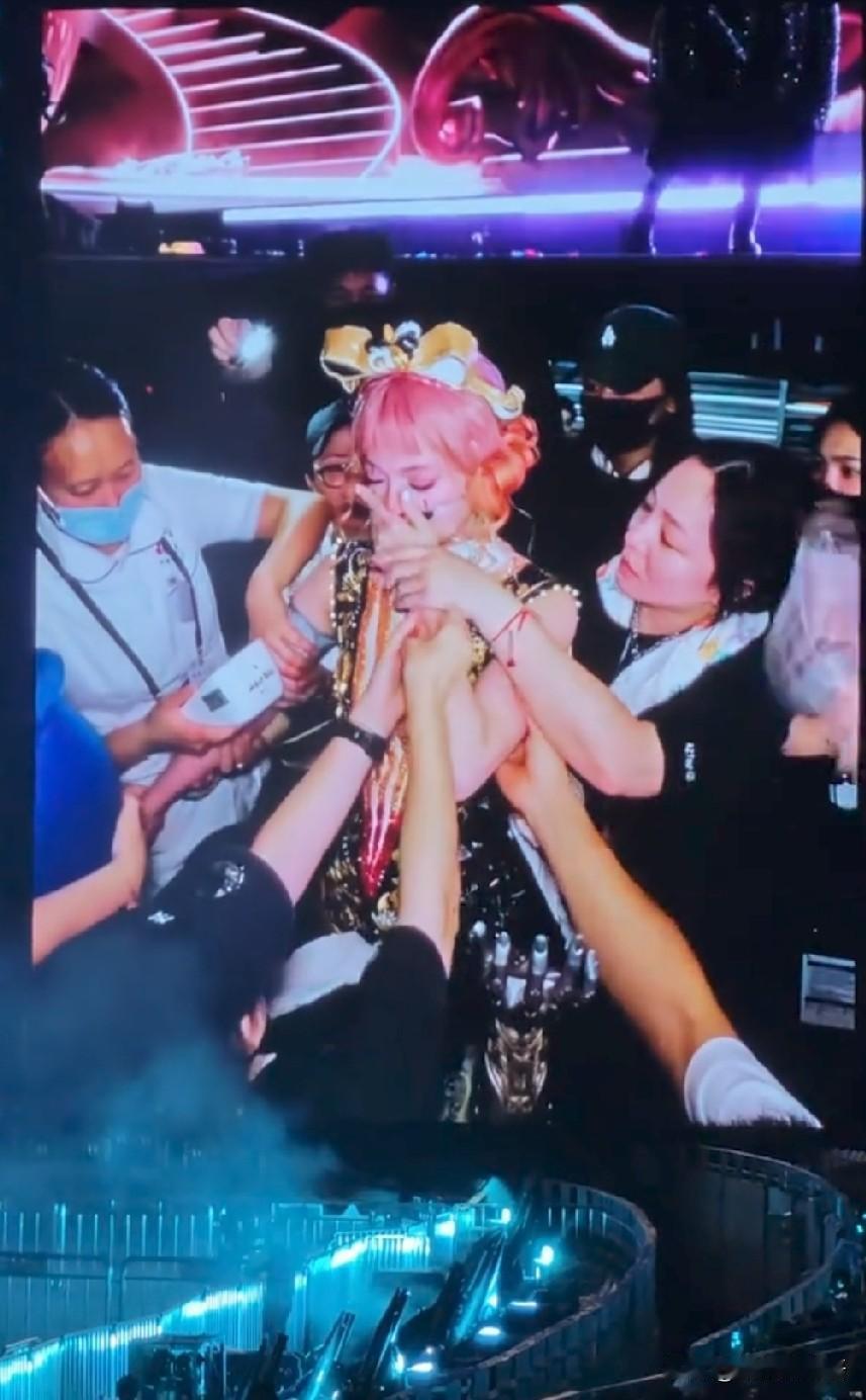 张韶涵演唱会心脏不适，不是因为唱功下滑，也不是因为舞台事故，而是因为三个被忽视的