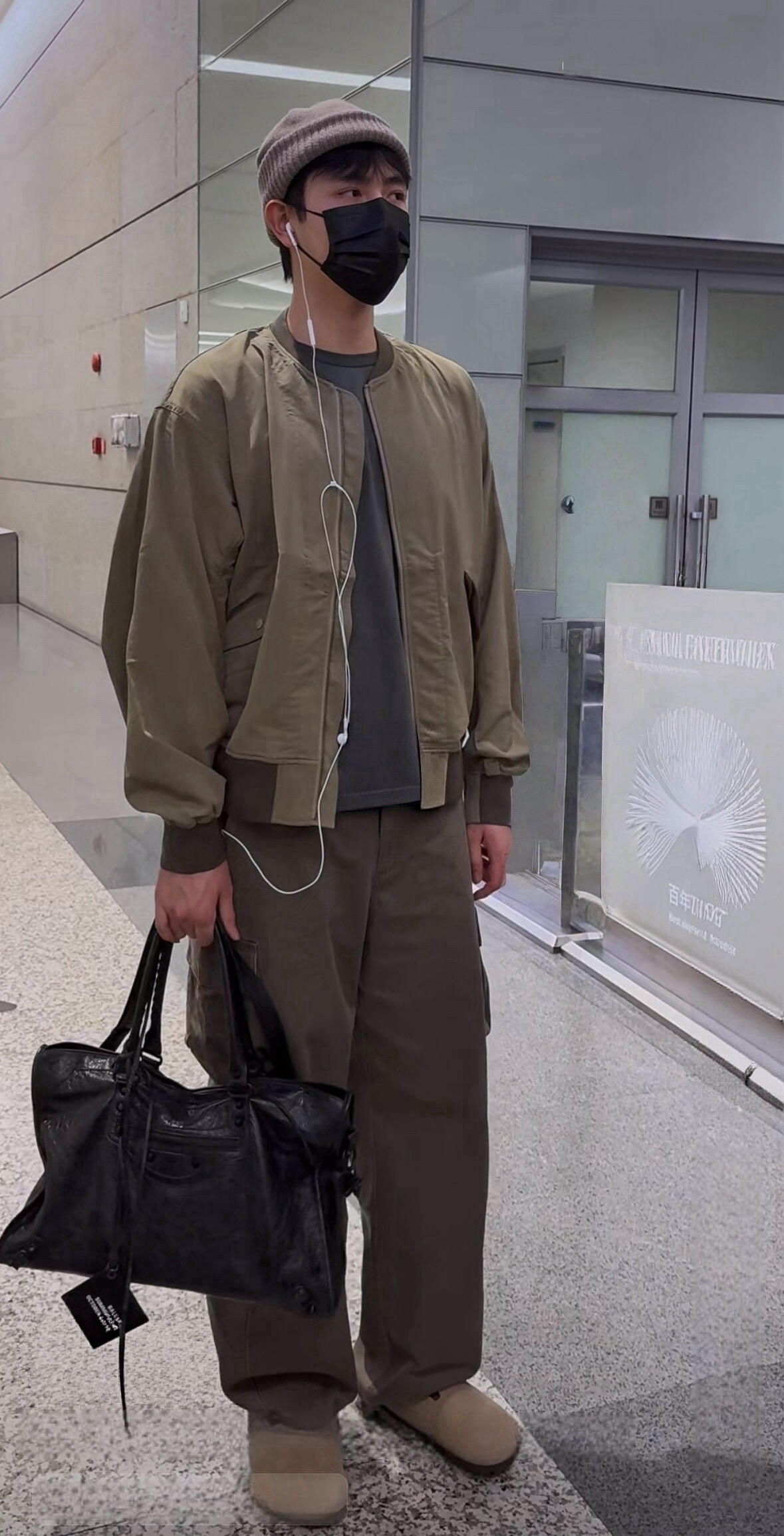 一张光线非常不好的，纯生图。阿瑟的脸，伟大无需多言。陈飞宇 ​​​